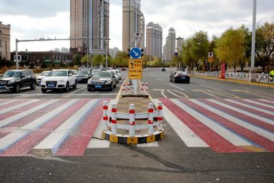 哈爾濱爆閃警示燈 夜間交通安全守護(hù)者，點(diǎn)亮回家路