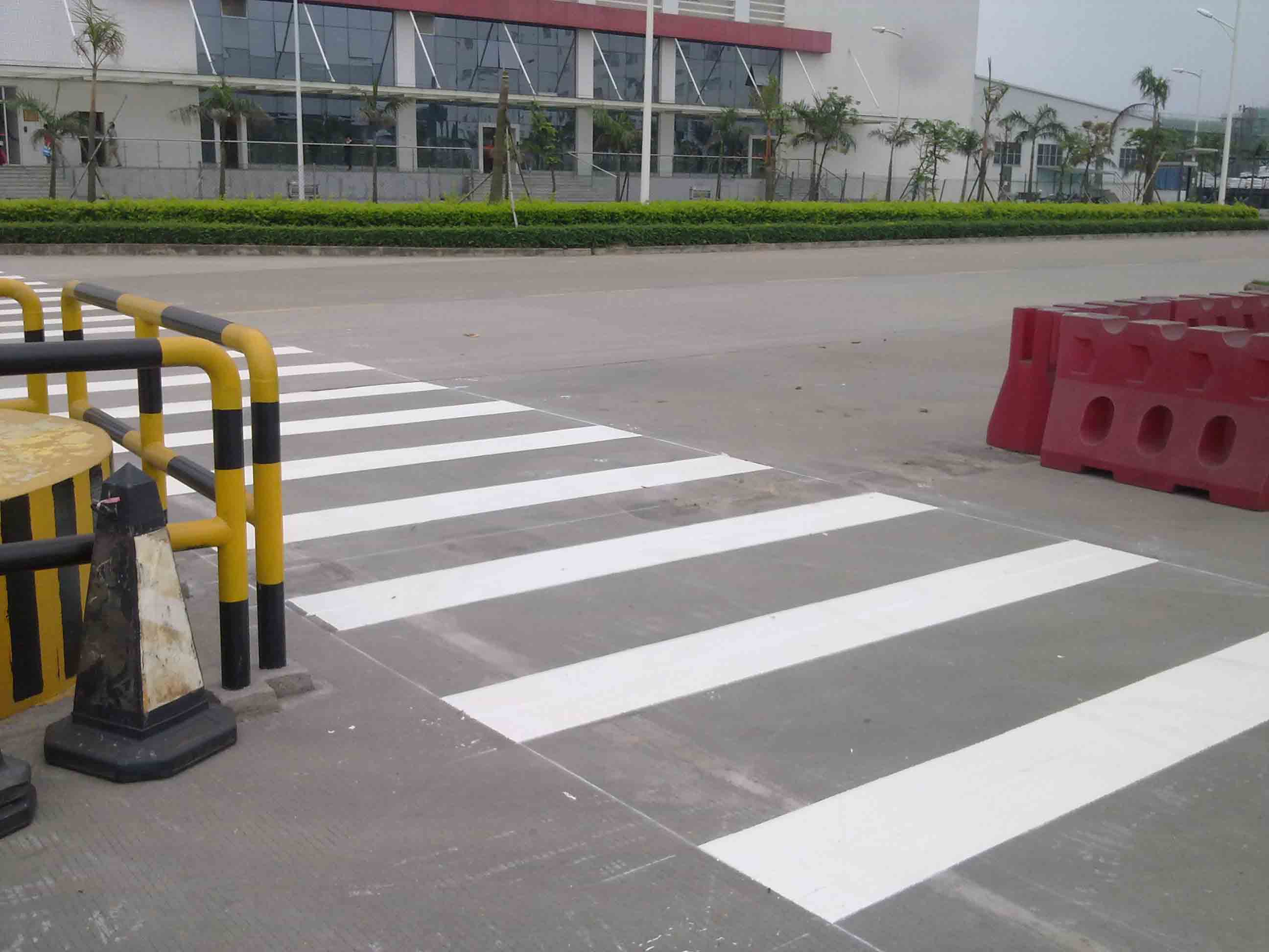 工廠交通安全設(shè)施全面升級(jí) 道路劃線、標(biāo)牌安裝與限速管理實(shí)踐案例